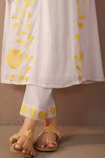 Women Floral Embroidered Regular Thread Work Pure Cotton Kurta with Trousers & With Dupatta