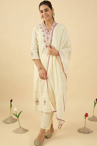 Women Floral Embroidered  Cotton Kurta with Trousers & With Dupatta
