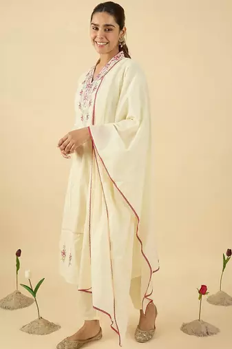 Women Floral Embroidered Pure Cotton Kurta with Trousers & With Dupatta