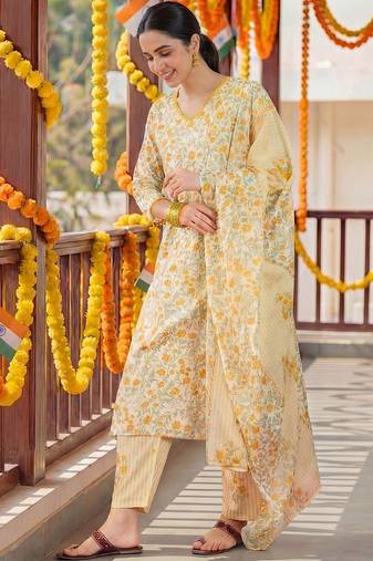 Women Floral Printed Regular  Cotton Kurta with Trousers & With Dupatta