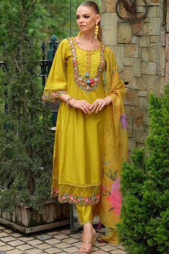 Women Floral Embroidered Regular Thread Work Liva Kurta with Trousers & Dupatta