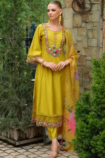 Women Floral Embroidered Regular Thread Work Liva Kurta with Trousers & Dupatta