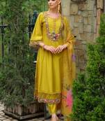 Women Floral Embroidered Regular Thread Work Liva Kurta with Trousers & Dupatta