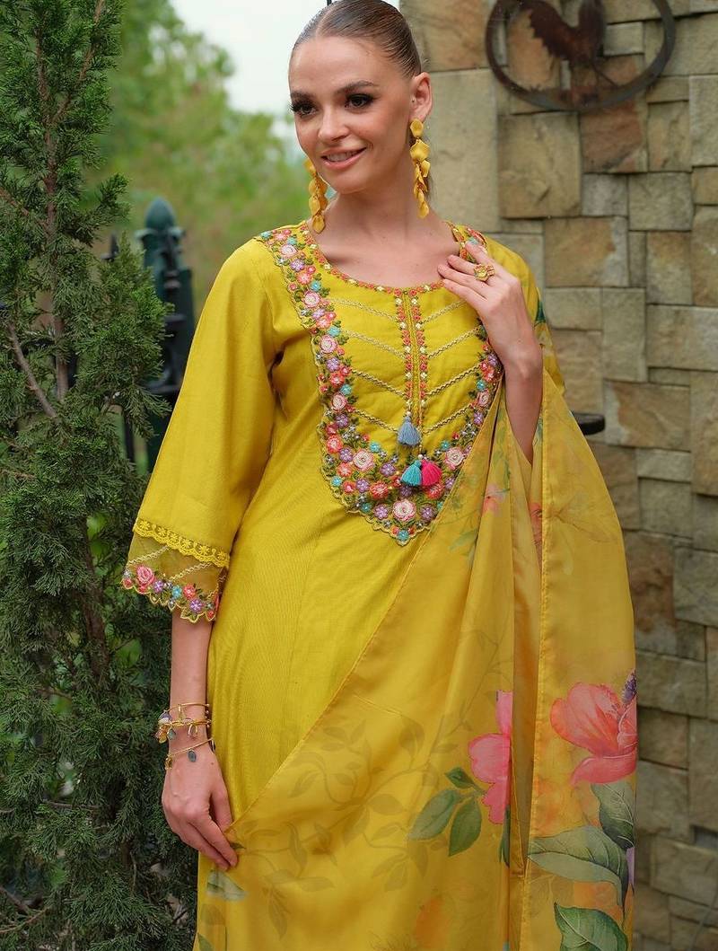 Women Floral Embroidered Regular Thread Work Liva Kurta with Trousers & Dupatta