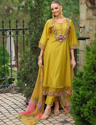Women Floral Embroidered Regular Thread Work Liva Kurta with Trousers & Dupatta 3