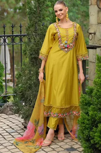 Women Floral Embroidered Regular Thread Work Liva Kurta with Trousers & Dupatta