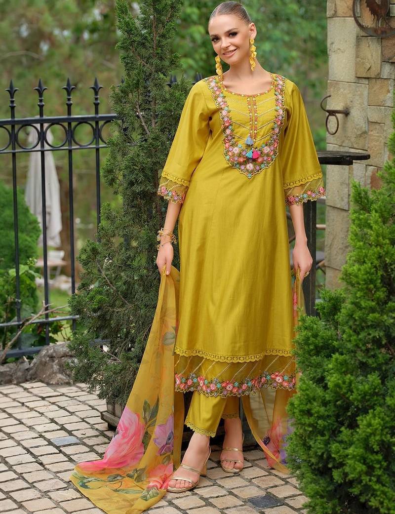 Women Floral Embroidered Regular Thread Work Liva Kurta with Trousers & Dupatta