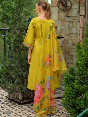 Women Floral Embroidered Regular Thread Work Liva Kurta with Trousers & Dupatta 4