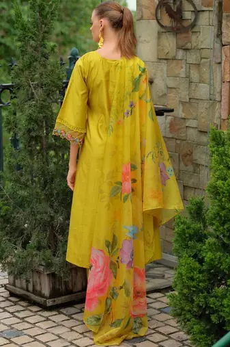 Women Floral Embroidered Regular Thread Work Liva Kurta with Trousers & Dupatta