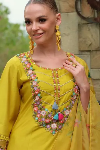 Women Floral Embroidered Regular Thread Work Liva Kurta with Trousers & Dupatta