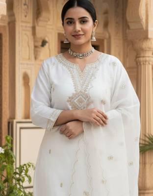 Floral Embroidered Notch Neck Sequinned Straight Kurta With Trousers & Dupatta 2