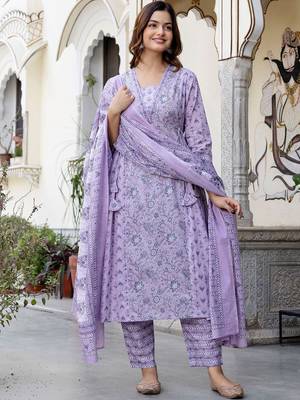 Floral Printed Panelled Square Neck Pure Cotton Kurta With Trousers & Dupatta 2