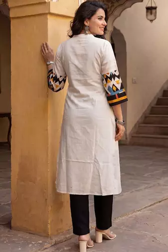 Women Printed Regular Kurta with Trousers