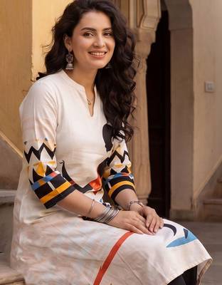Women Printed Regular Kurta with Trousers 5