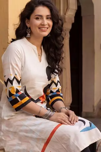Women Printed Regular Kurta with Trousers