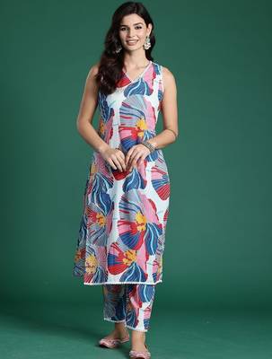 Women Floral Printed Cotton Kurta with Trousers 1