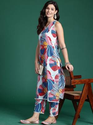 Women Floral Printed Cotton Kurta with Trousers 3