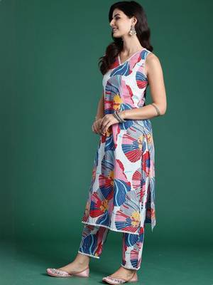 Women Floral Printed Cotton Kurta with Trousers 4
