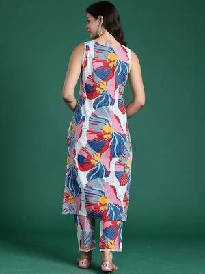 Women Floral Printed Cotton Kurta with Trousers 5