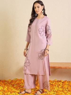 Women Floral Embroidered Regular Thread Work Kurta with Palazzos 3