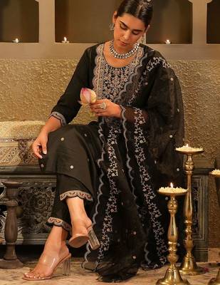 Women Ethnic Motifs Embroidered Kurta With Trousers & Dupatta Kurta Sets 1