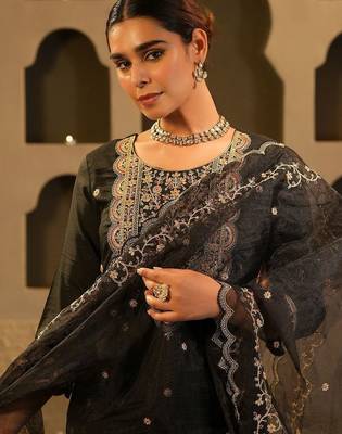 Women Ethnic Motifs Embroidered Kurta With Trousers & Dupatta Kurta Sets 2