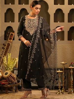 Women Ethnic Motifs Embroidered Kurta With Trousers & Dupatta Kurta Sets 3