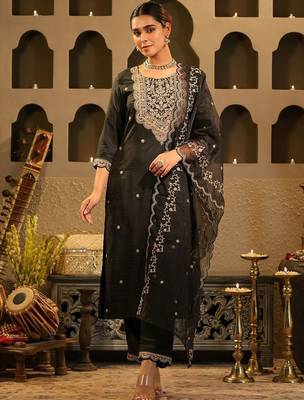 Women Ethnic Motifs Embroidered Kurta With Trousers & Dupatta Kurta Sets 5