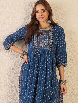 Women Ethnic Motifs Printed Panelled Pure Cotton Kurta with Trousers 1
