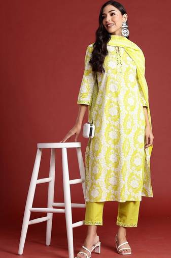 Women Floral Printed Regular Thread Work  Cotton Kurta with Trousers & With Dupatta