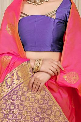 Pink banarasi silk blend saree with  zari butta & purple woven border 4