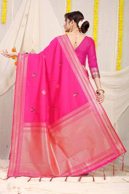 Rani pink banarasi silk blend saree with zari border & woven buti design 2