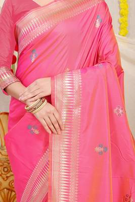 Pink banarasi silk blend saree with zari border & woven buti design 4