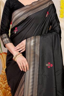 Black banarasi silk blend saree with zari border & woven buti design 4