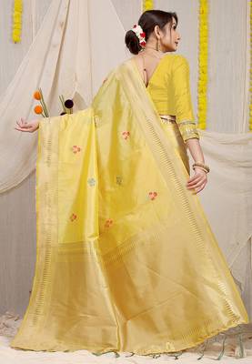 Light yellow banarasi silk blend saree with zari border & woven buti design 2