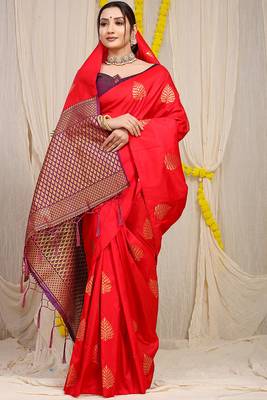 Red banarasi silk blend saree with gold leaf buttis & woven border 2