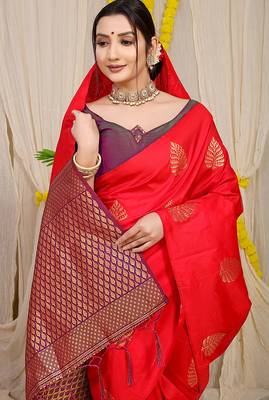 Red banarasi silk blend saree with gold leaf buttis & woven border 3