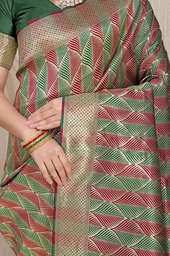 Dark green & maroon banarasi silk blend saree with zari woven geometric pattern