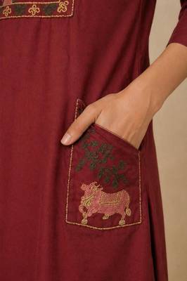 Slub cotton maroon embroidered kurta with pant set for women 3
