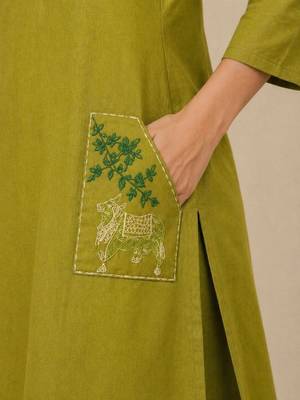 Slub cotton olive embroidered kurta with pant set for women 3
