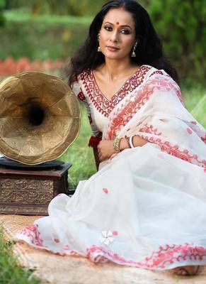 White color georgette embroidered saree with un-stitched blouse 1