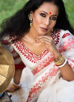 White color georgette embroidered saree with un-stitched blouse 2