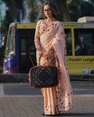 peach color linen digital printed saree with running print blouse 2