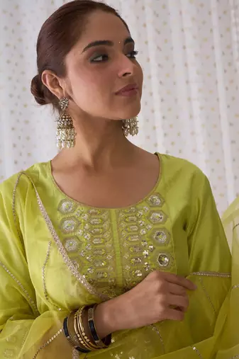 Geometric Embroidered Round Neck Liva Straight Kurta with Trousers & Dupatta