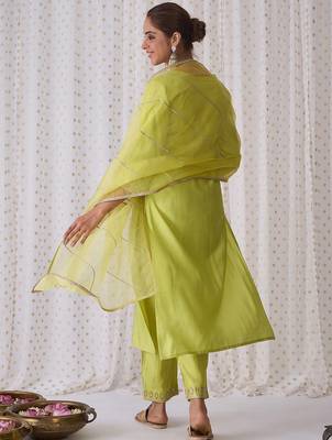 Geometric Embroidered Round Neck Liva Straight Kurta with Trousers & Dupatta 5