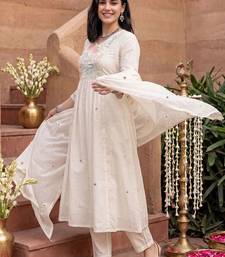 Women Floral Embroidered Empire Thread Work Pure Cotton Kurta with Trousers & With Dupatta