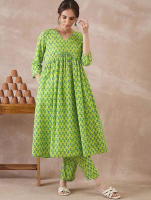 Women Floral Printed Empire Pure Cotton Kurta with Trousers 3