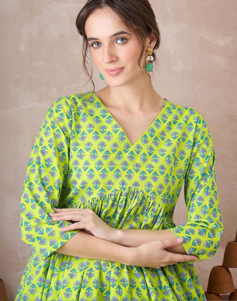 Women Floral Printed Empire Pure Cotton Kurta with Trousers