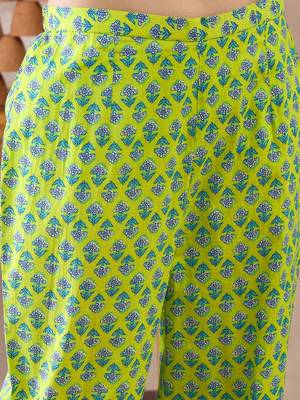 Women Floral Printed Empire Pure Cotton Kurta with Trousers 7