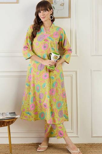 Women Floral Printed Regular Sequinned  Cotton Kurta with Trousers
